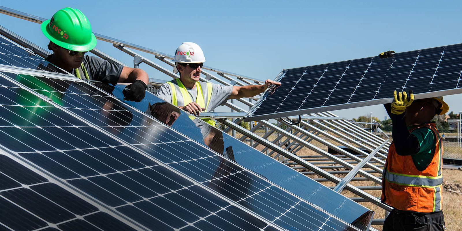 hombres realizando una instalacion paneles solares